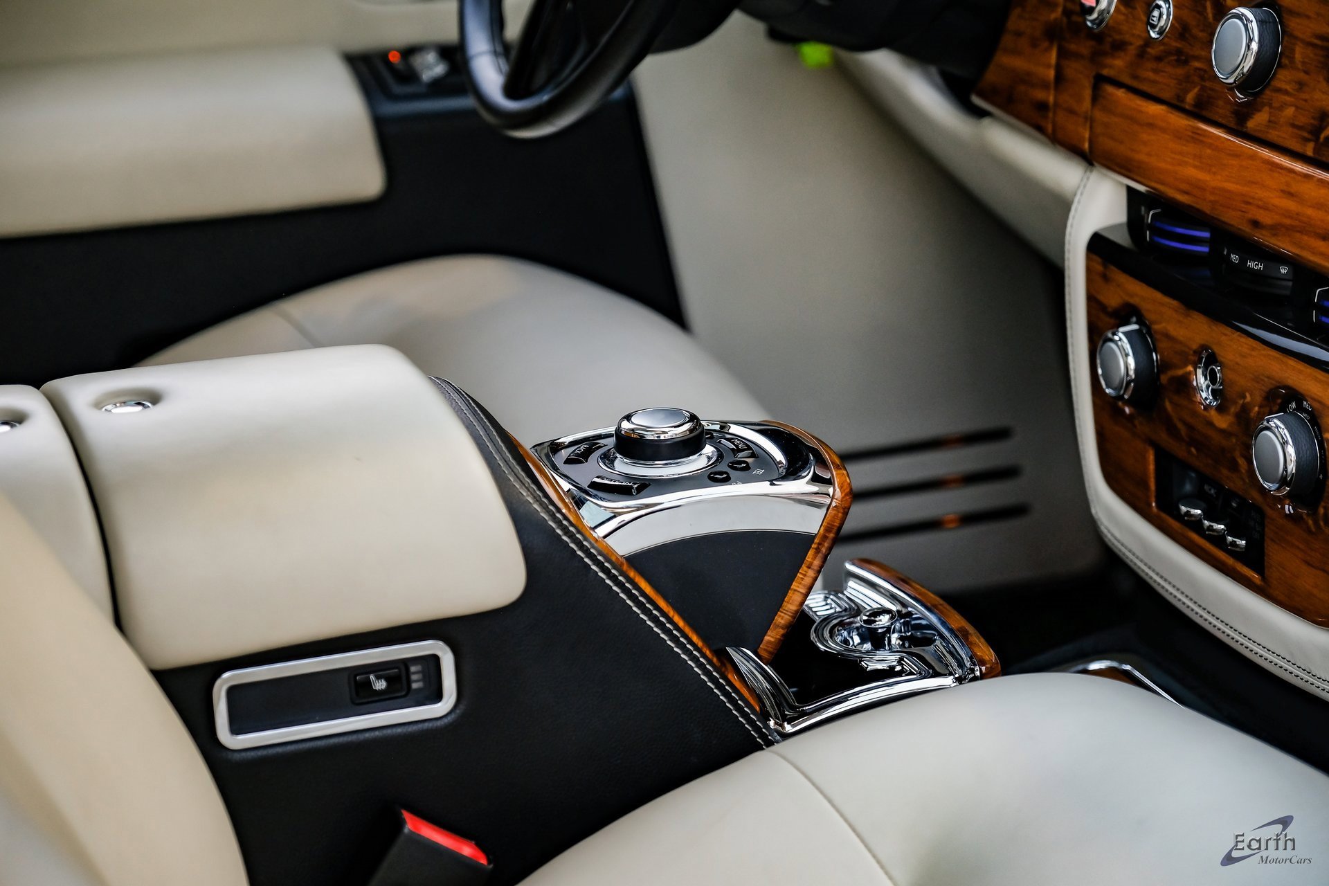 Used 2014 Rolls-Royce Phantom Sedan image 46