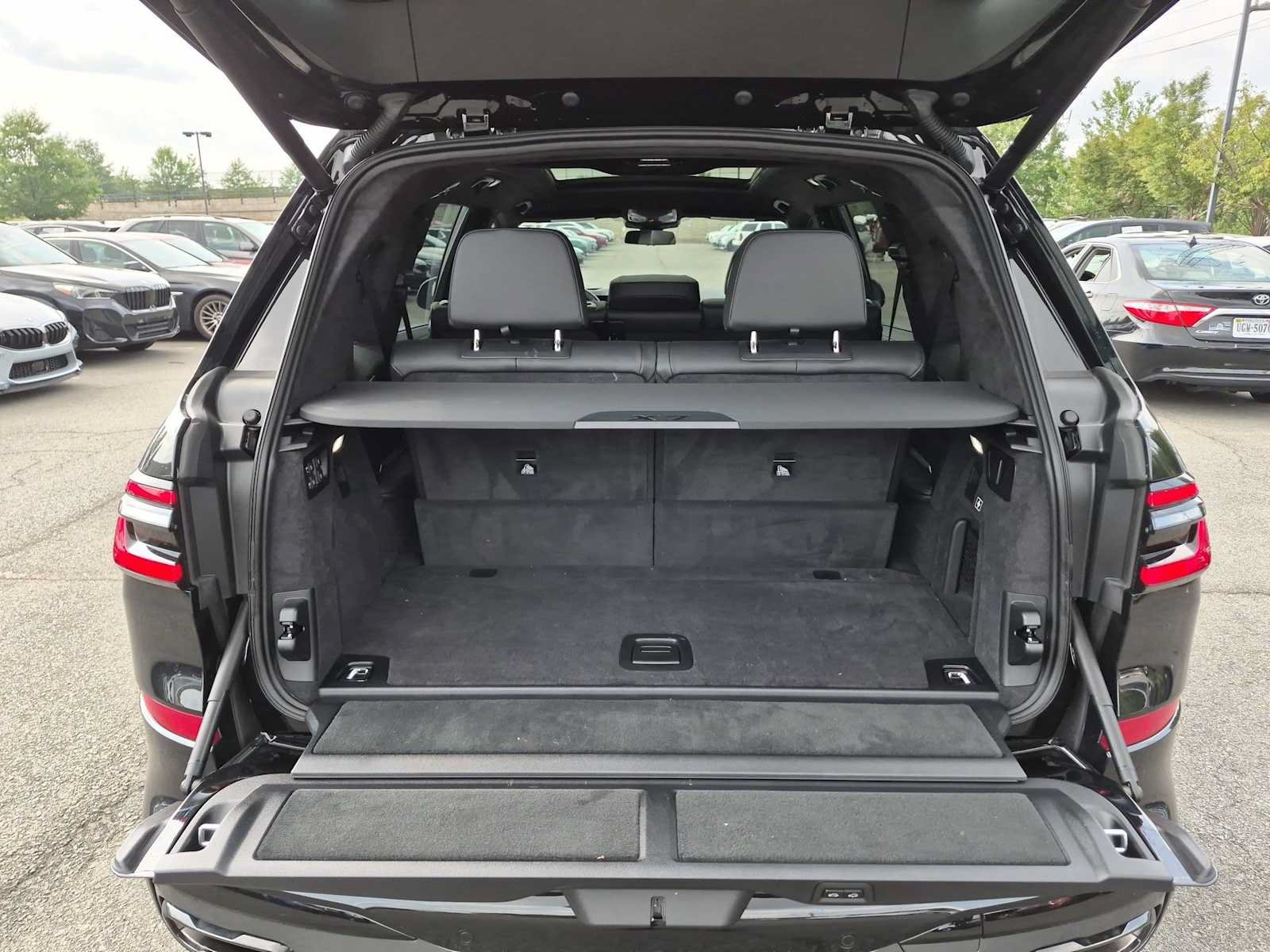 Used 2025 BMW X7 xDrive40i w/ M Sport Package AWD/4WD image 37