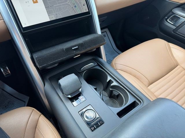 Certified 2024 Land Rover Discovery Metropolitan Edition AWD/4WD image 24