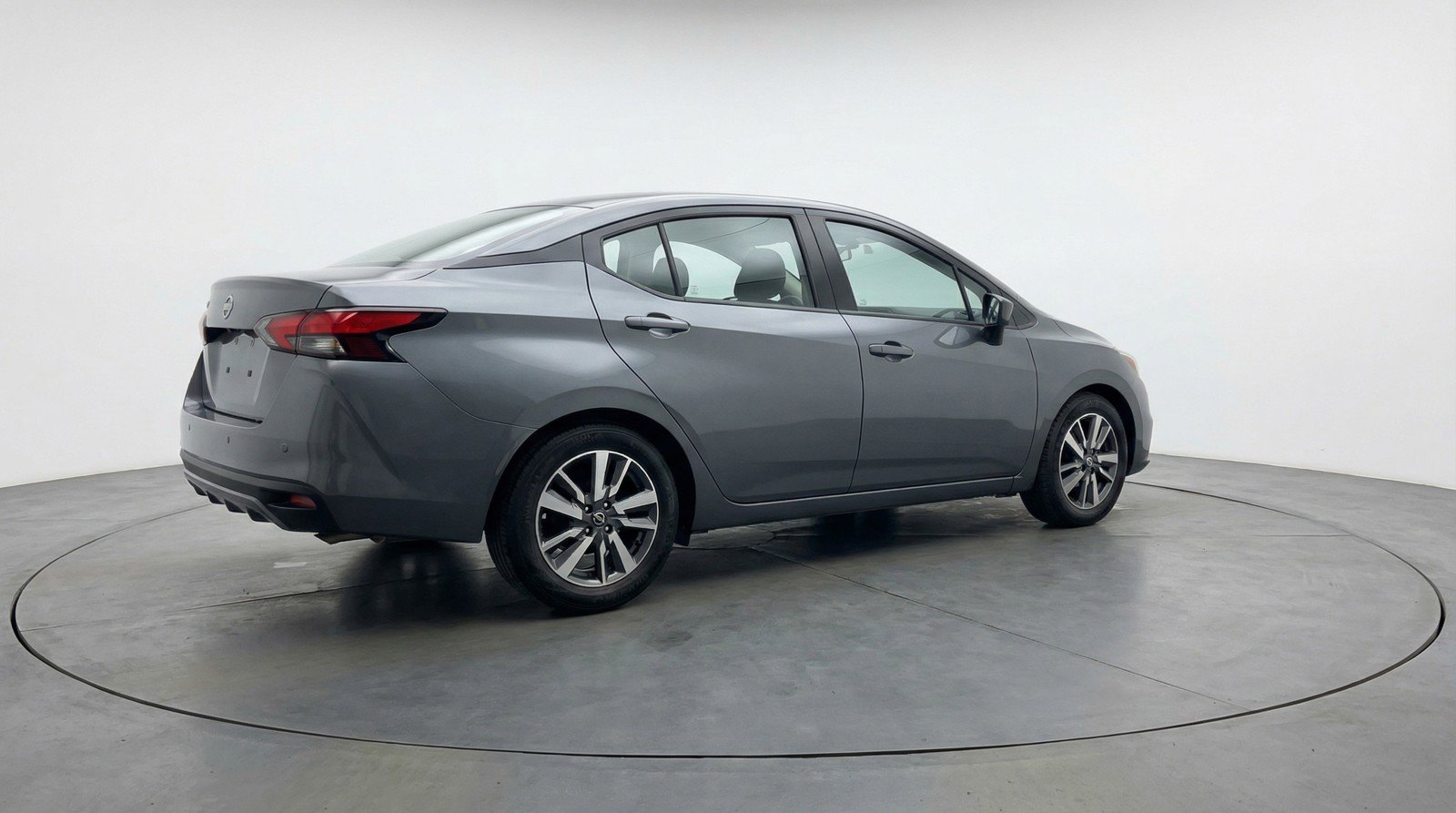 Used 2025 Nissan Versa SV image 9