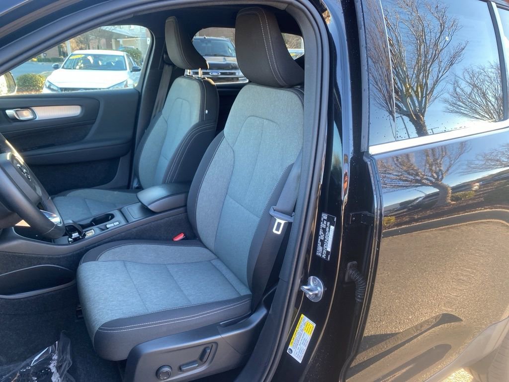 Used 2024 Volvo XC40 B5 Core image 12
