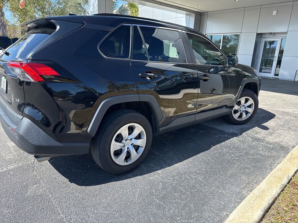 Used 2021 Toyota RAV4 LE FWD image 7