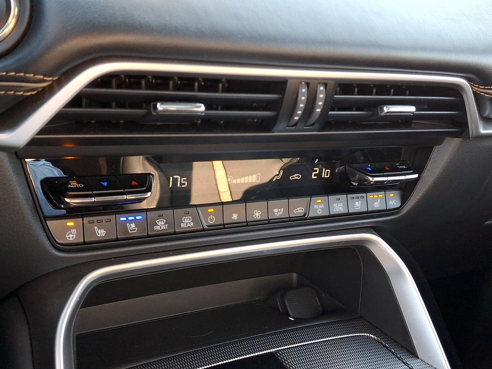 Certified 2024 MAZDA CX-90 Plug-In Hybrid w/ Premium Plus AWD/4WD image 18