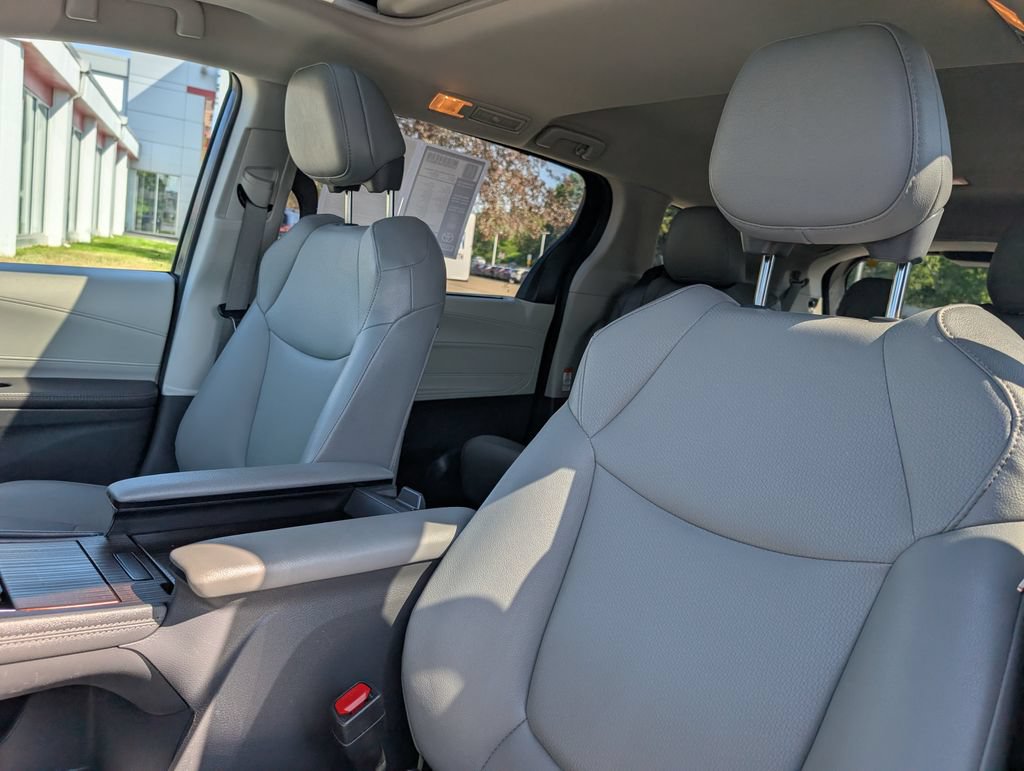 Used 2024 Toyota Sienna XLE w/ XLE Plus Package AWD/4WD image 18