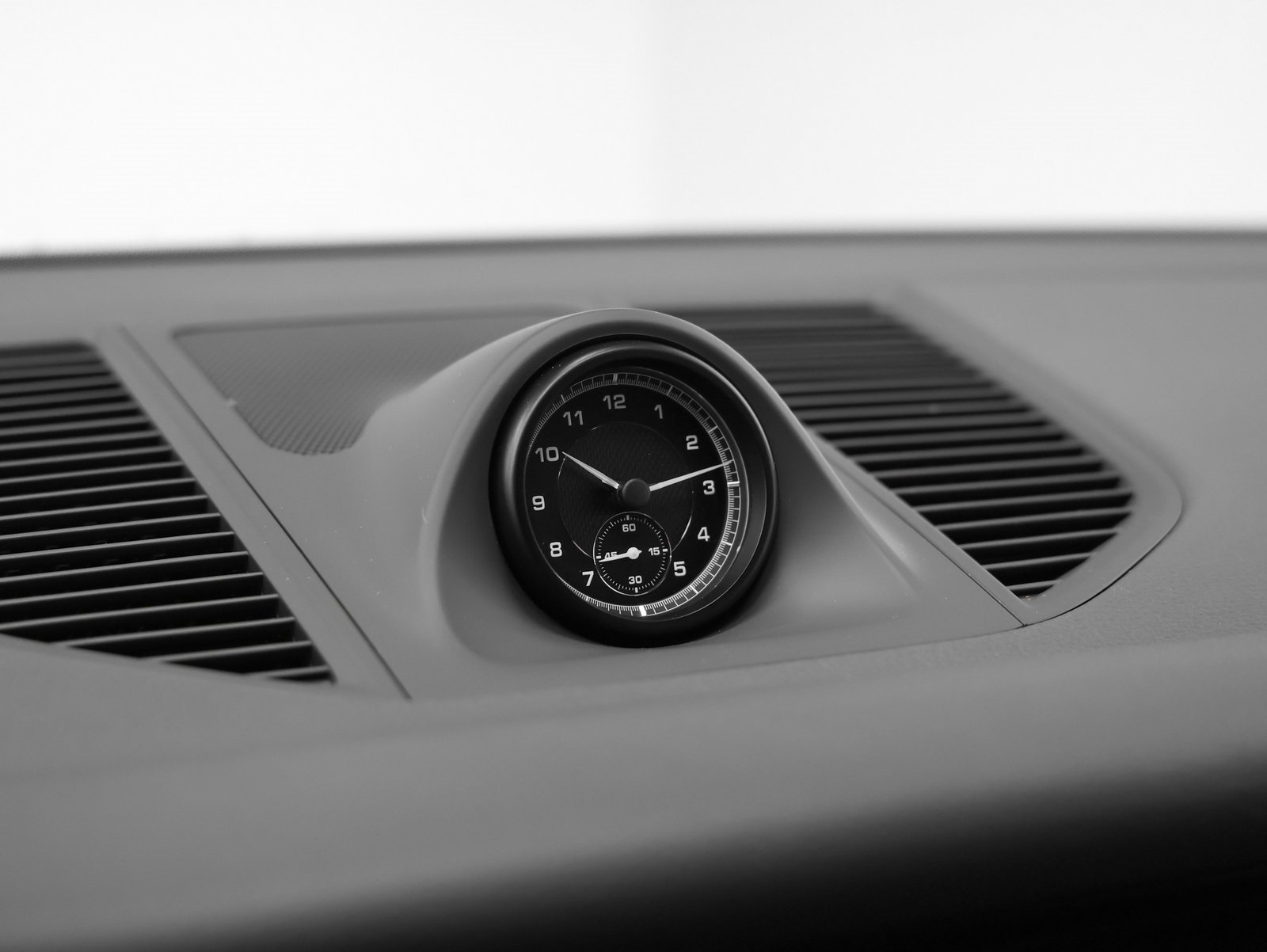 Used 2025 Porsche Macan image 36