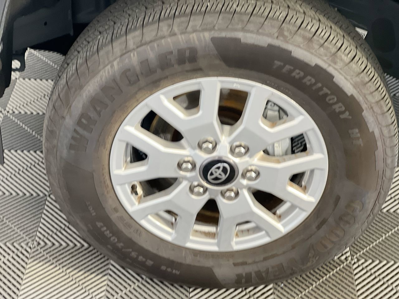 Used 2025 Toyota Tacoma SR AWD/4WD image 11