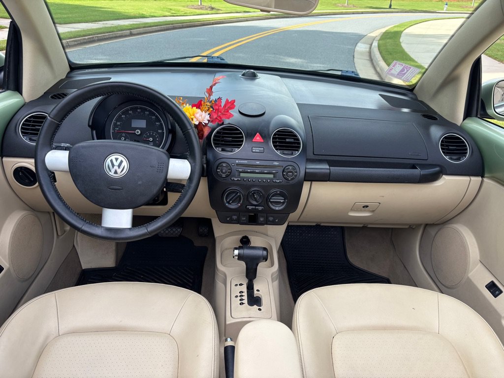 Used 2008 Volkswagen Beetle SE FWD image 5