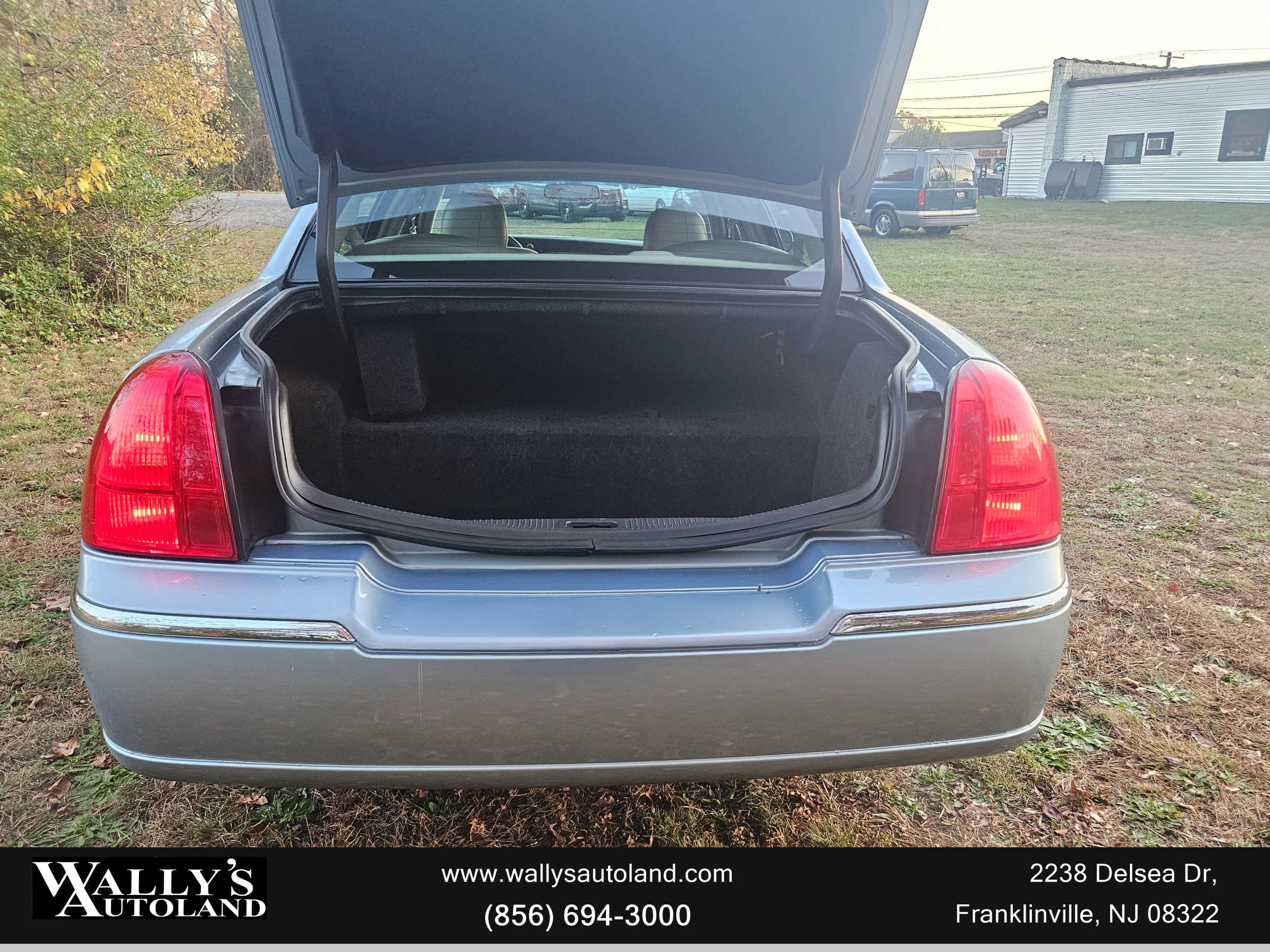 Used 2009 Lincoln Town Car Signature Limited image 28