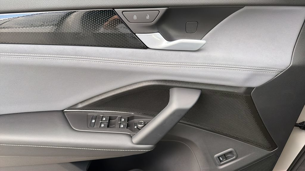 New 2026 Volkswagen Tiguan SE R-Line FWD image 21