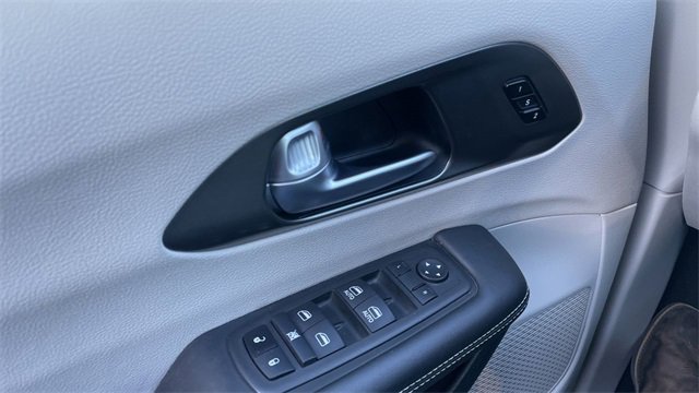 Used 2024 Chrysler Pacifica Touring-L image 13