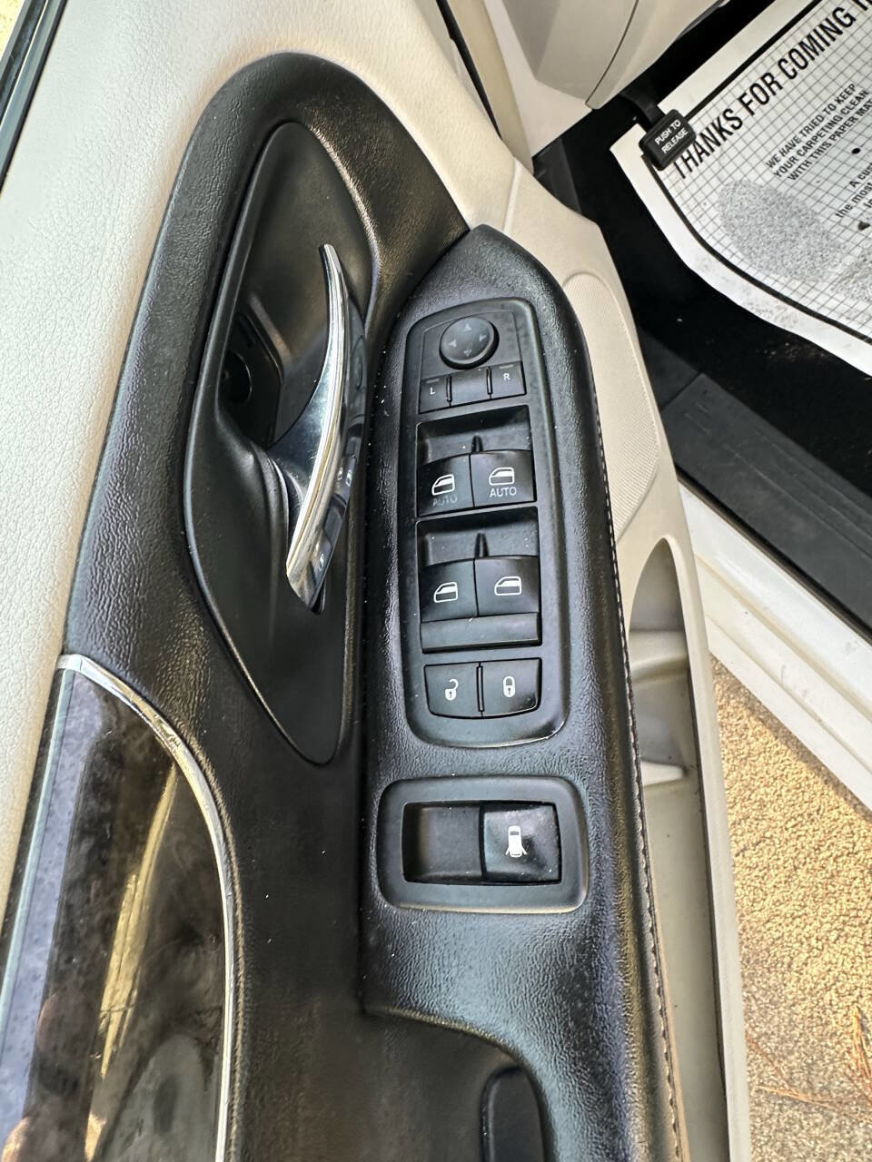 Used 2013 Chrysler Town & Country Touring image 10