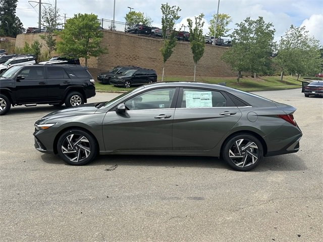 Used 2024 Hyundai Elantra SEL w/ Convenience Package image 3