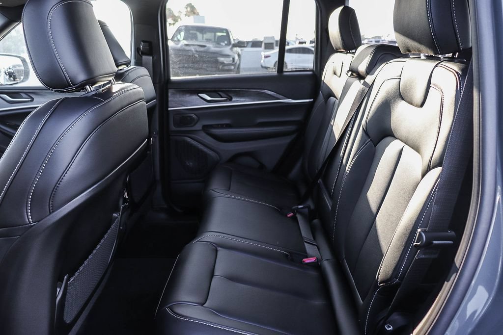 New 2026 Jeep Grand Cherokee Limited w/ Limited Altitude Package AWD/4WD image 23