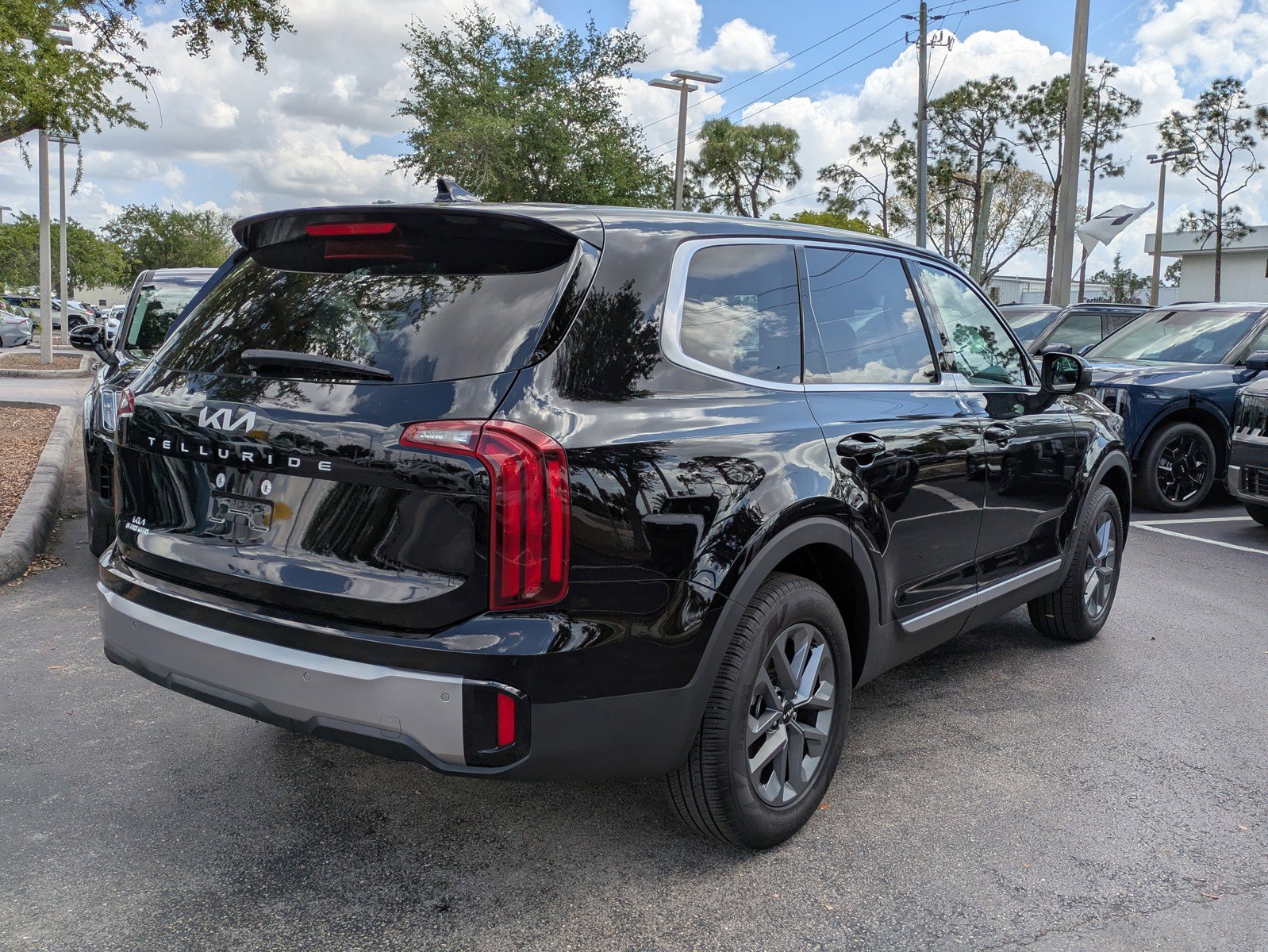 Certified 2025 Kia Telluride LX image 4
