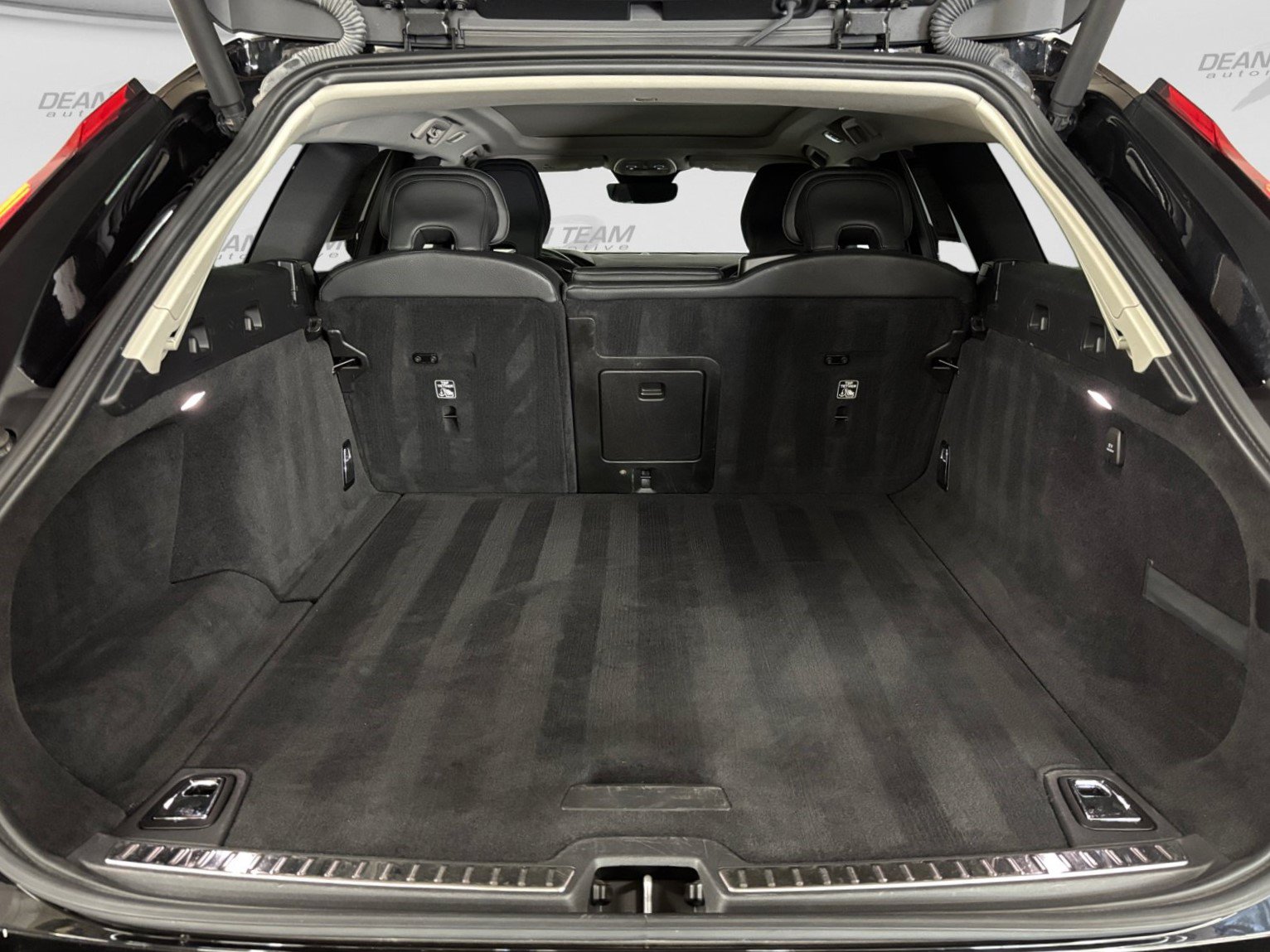 Used 2023 Volvo V90 B6 Cross Country Plus AWD/4WD image 18