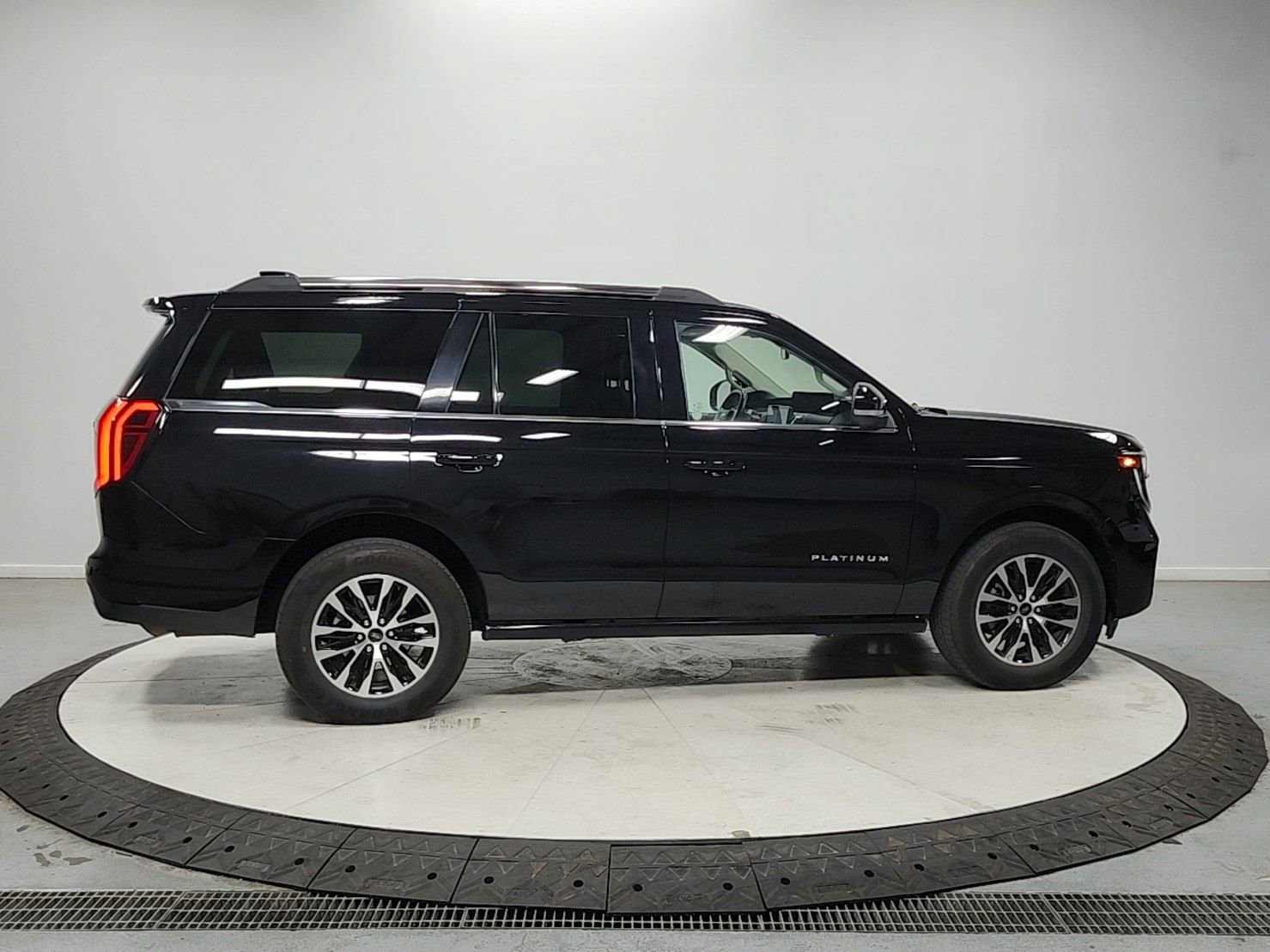 Used 2025 Ford Expedition Platinum image 8