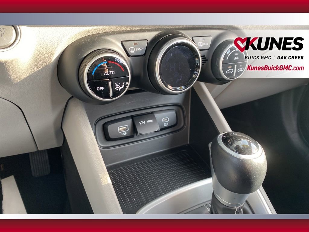 Used 2025 Hyundai Venue SEL FWD image 16