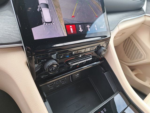 Used 2024 Jeep Grand Cherokee Limited w/ Luxury Tech Group II image 18