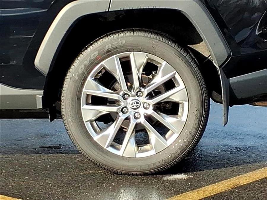 Used 2021 Toyota RAV4 XLE Premium image 3