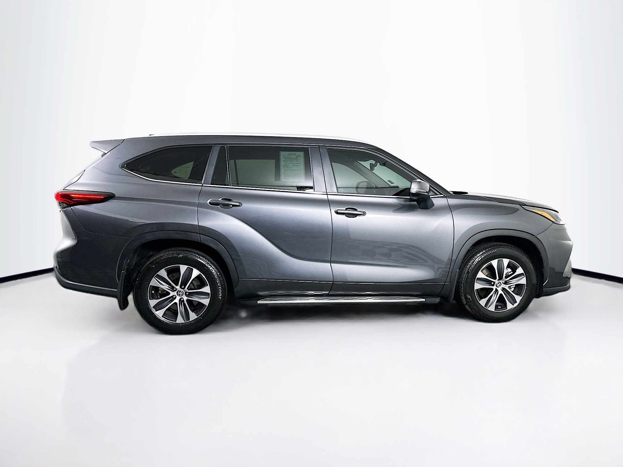 Used 2023 Toyota Highlander XLE FWD image 10
