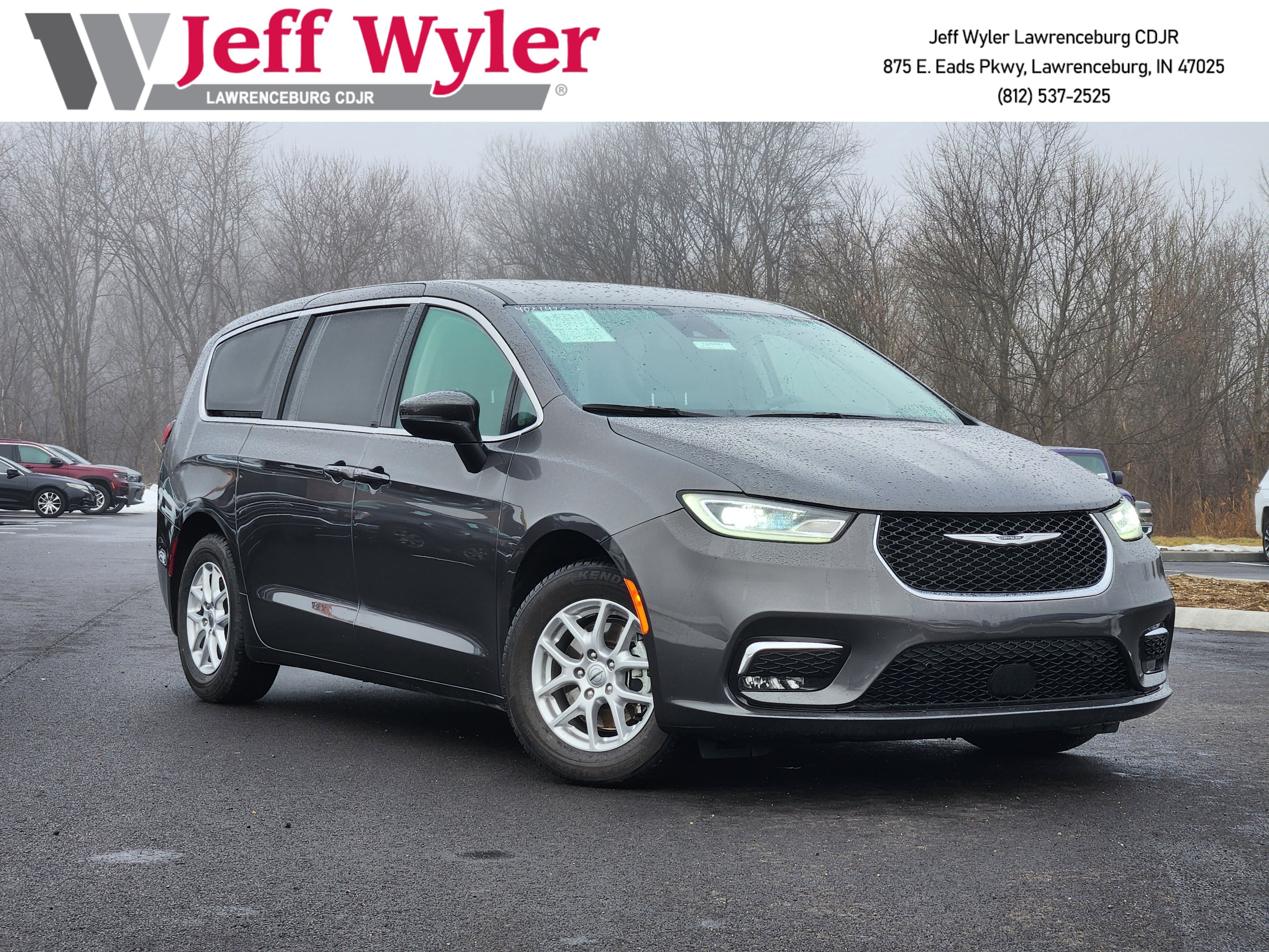Used 2023 Chrysler Pacifica Touring-L image 1