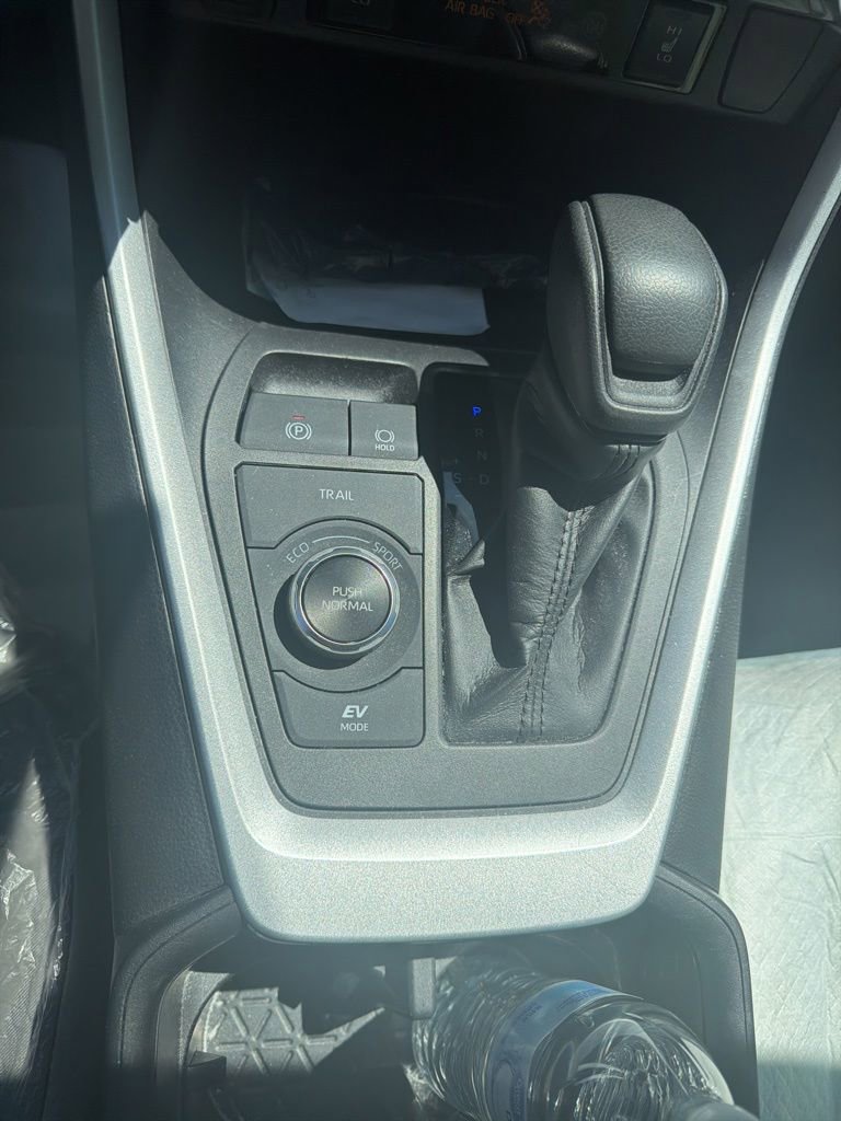 Used 2022 Toyota RAV4 XLE AWD/4WD image 4