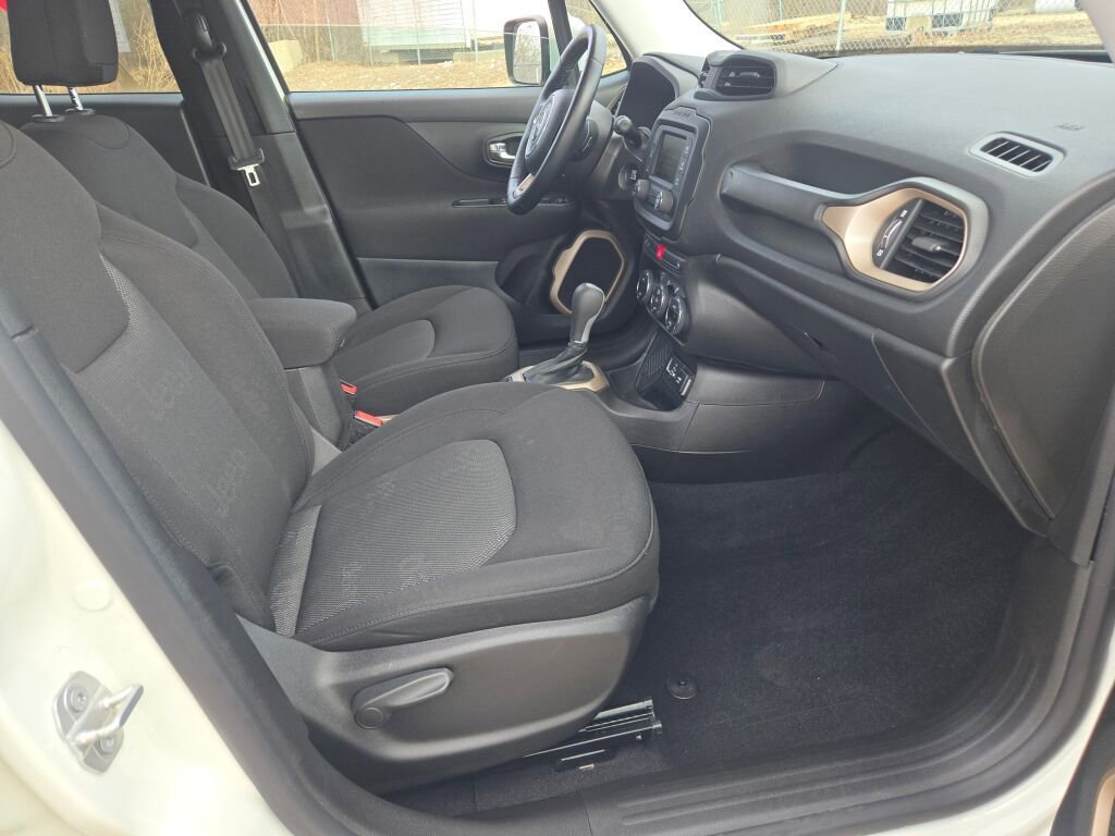 Used 2017 Jeep Renegade Latitude w/ Popular Equipment Group image 6