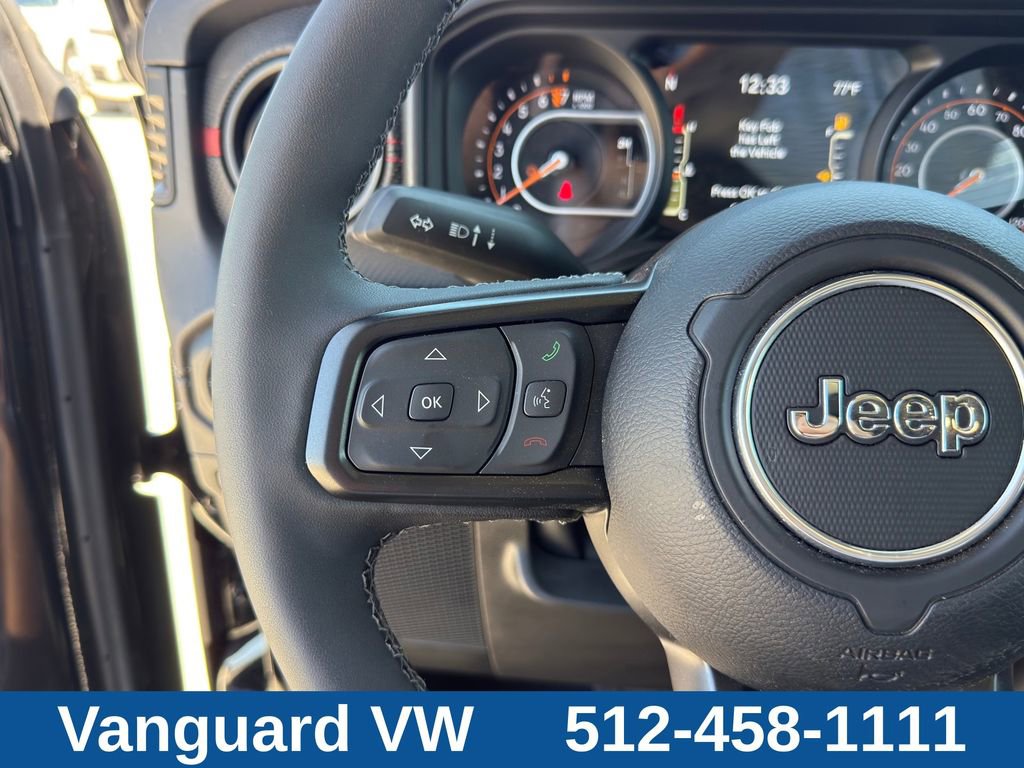 Used 2025 Jeep Gladiator Rubicon AWD/4WD image 17