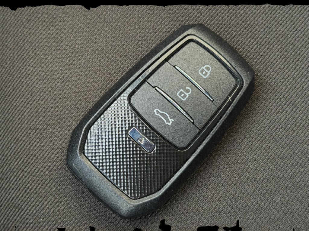 Used 2021 Toyota C-HR XLE FWD image 31