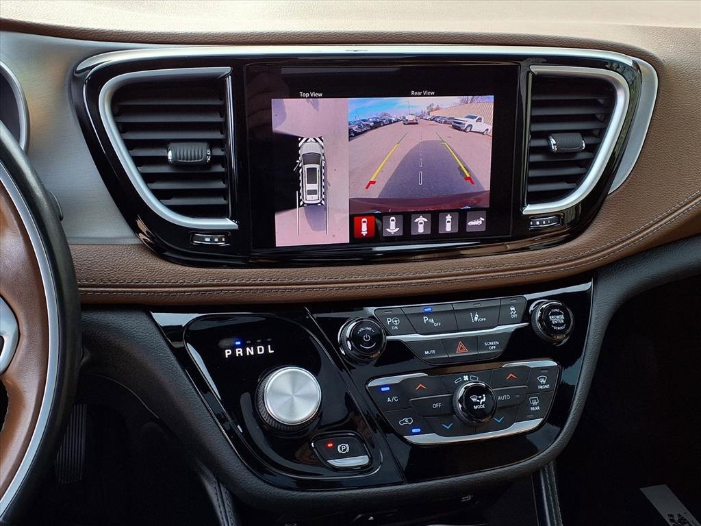 Used 2021 Chrysler Pacifica Limited w/ Uconnect Theater Family Group image 6