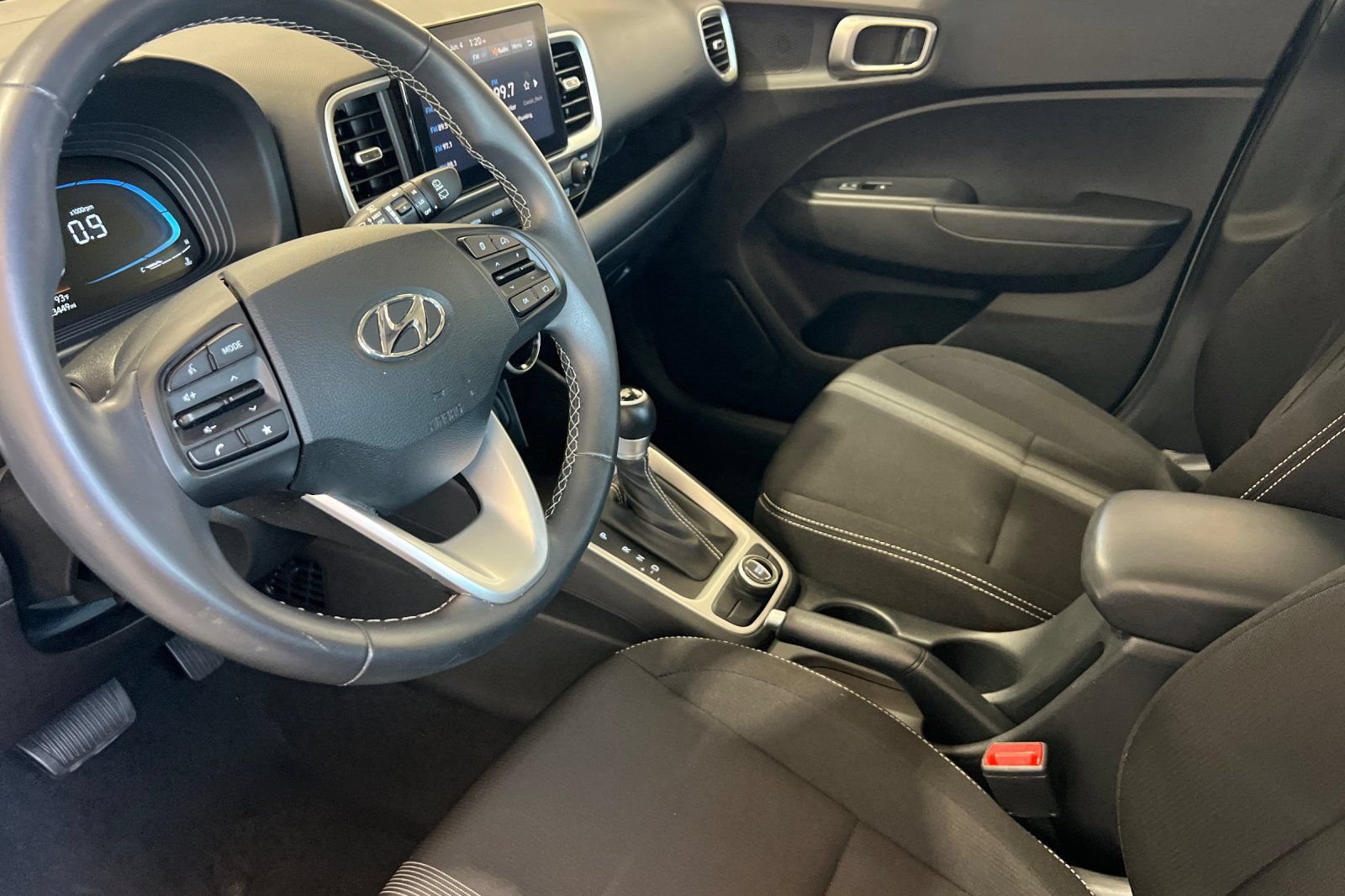 Used 2025 Hyundai Venue SEL FWD image 11