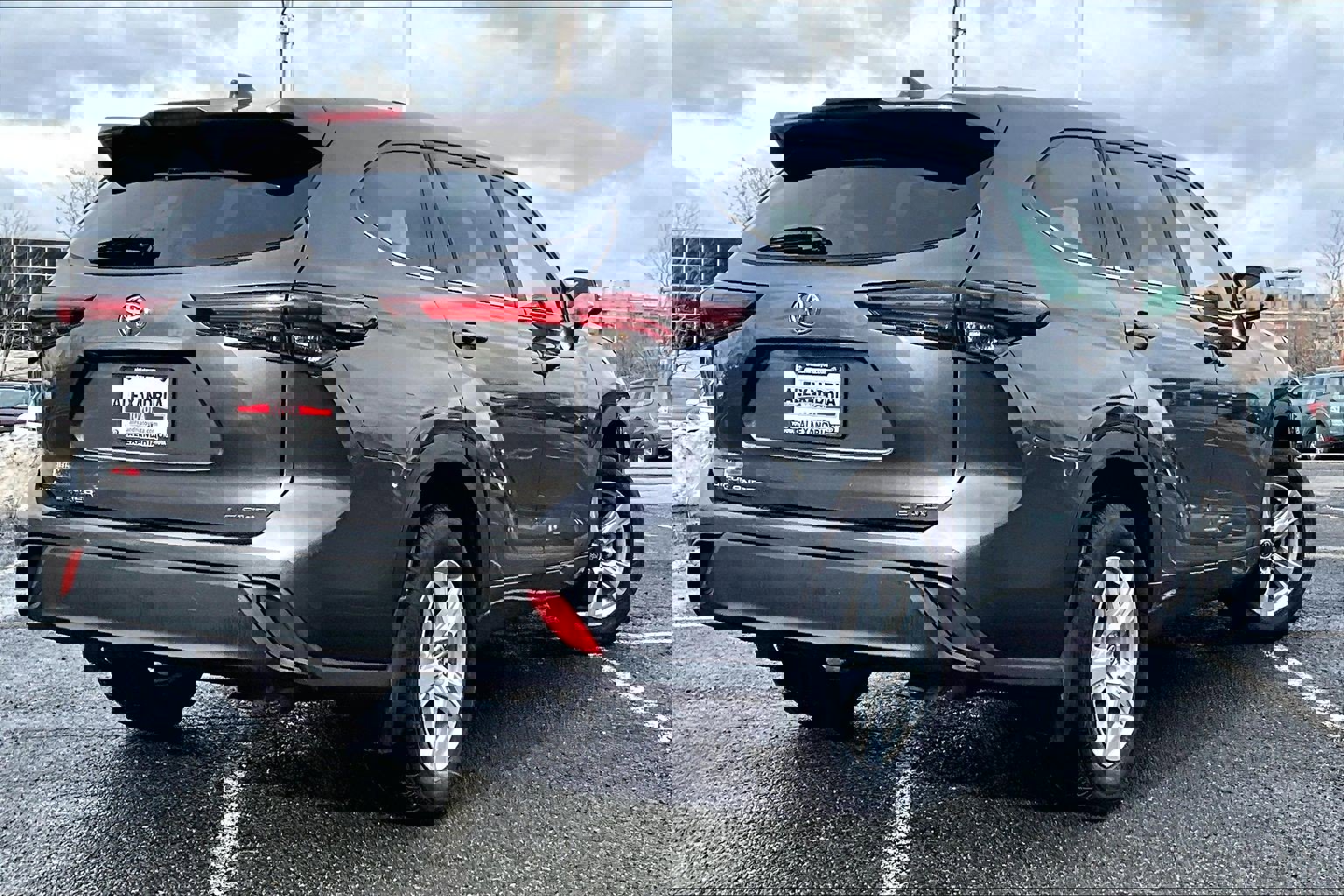 Used 2024 Toyota Highlander LE image 12