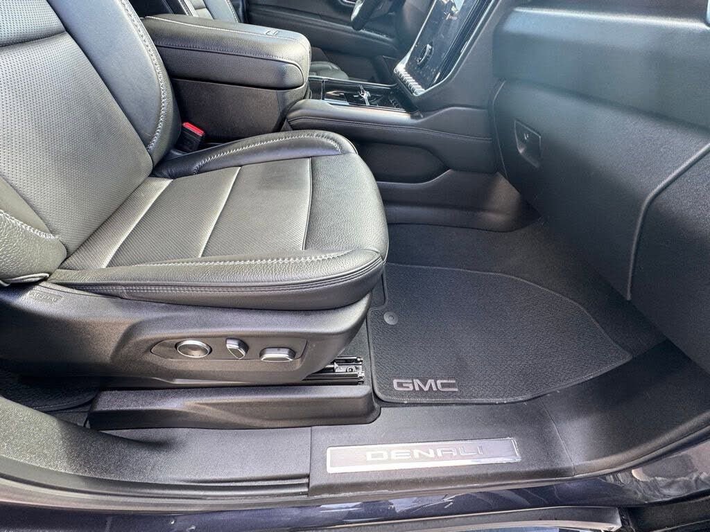 Used 2025 GMC Yukon Denali w/ Sun & Power Step Package image 34