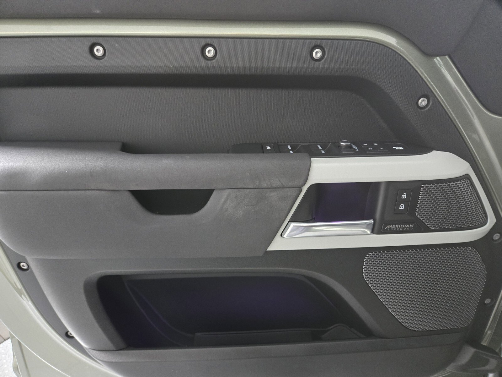 Used 2023 Land Rover Defender 110 SE image 21