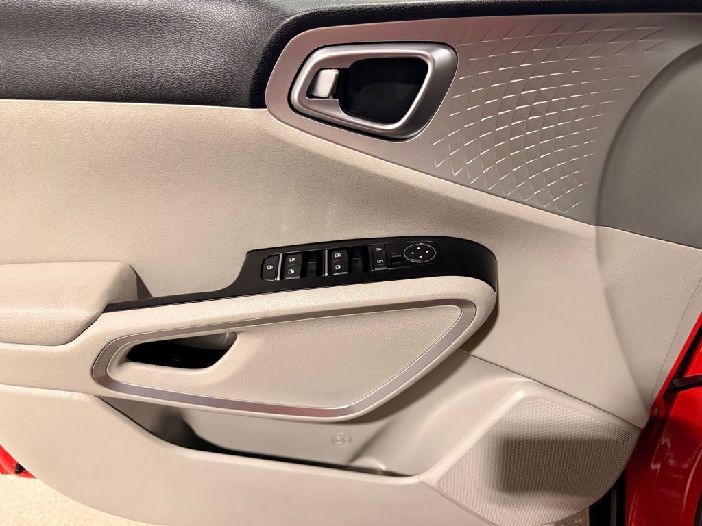 Used 2023 Kia Soul LX image 12