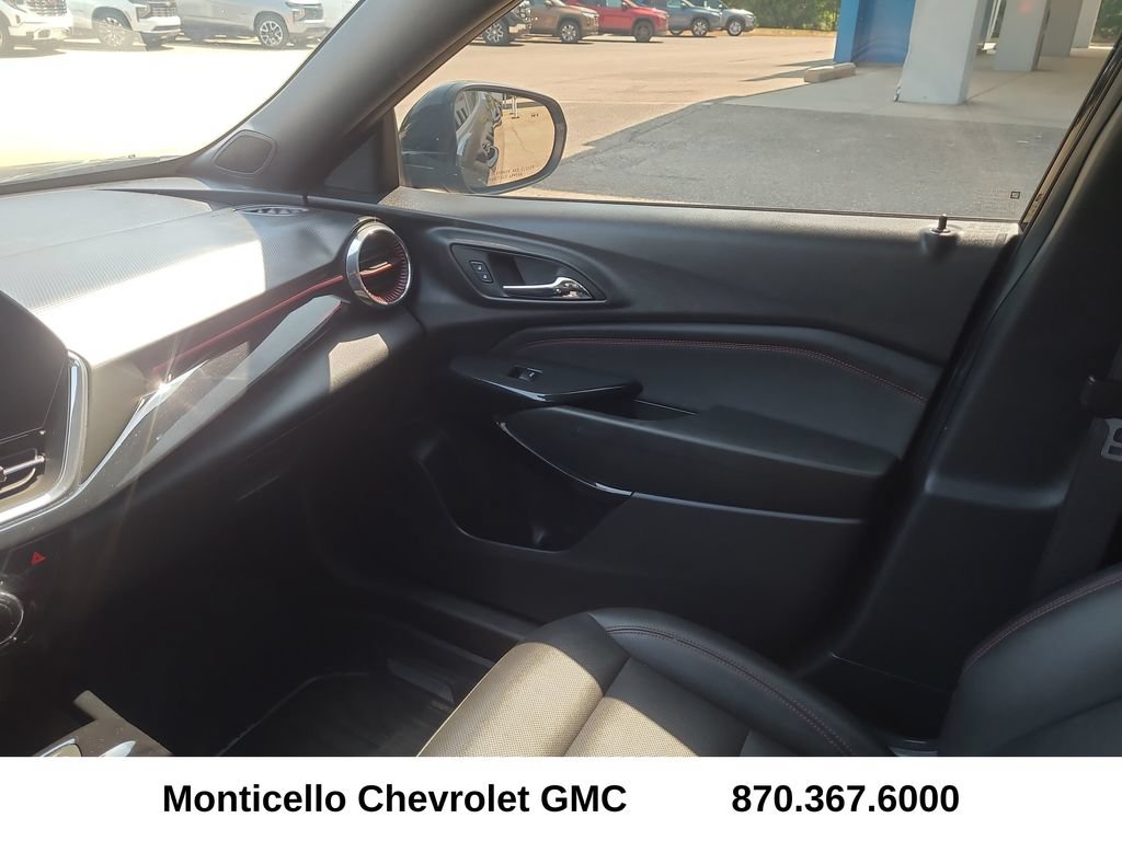 Used 2025 Chevrolet Trax RS w/ Driver Confidence Package FWD image 25