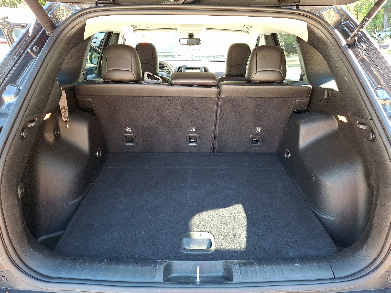 Certified 2023 Jeep Cherokee Altitude Lux image 30