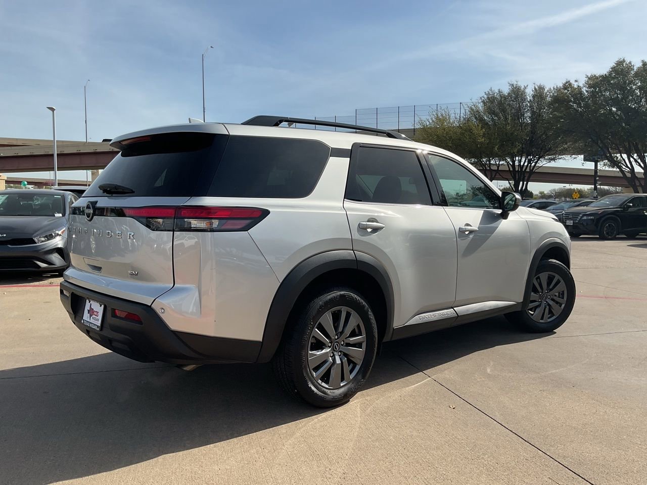 Used 2024 Nissan Pathfinder SV image 7