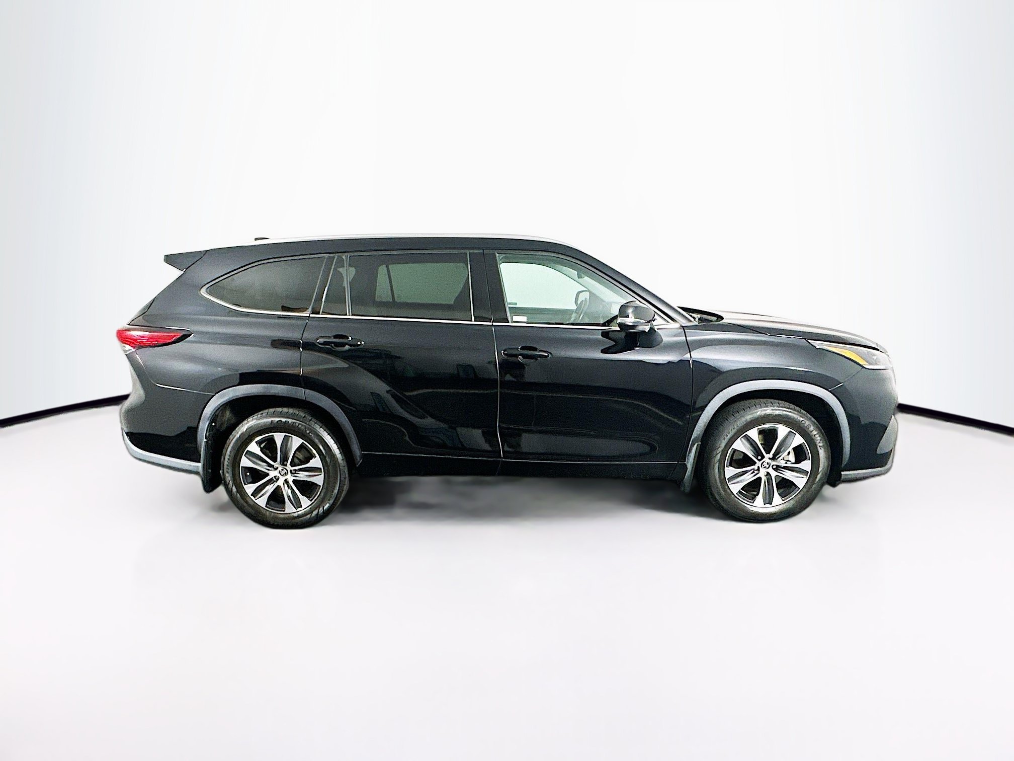 Used 2021 Toyota Highlander XLE AWD/4WD image 10
