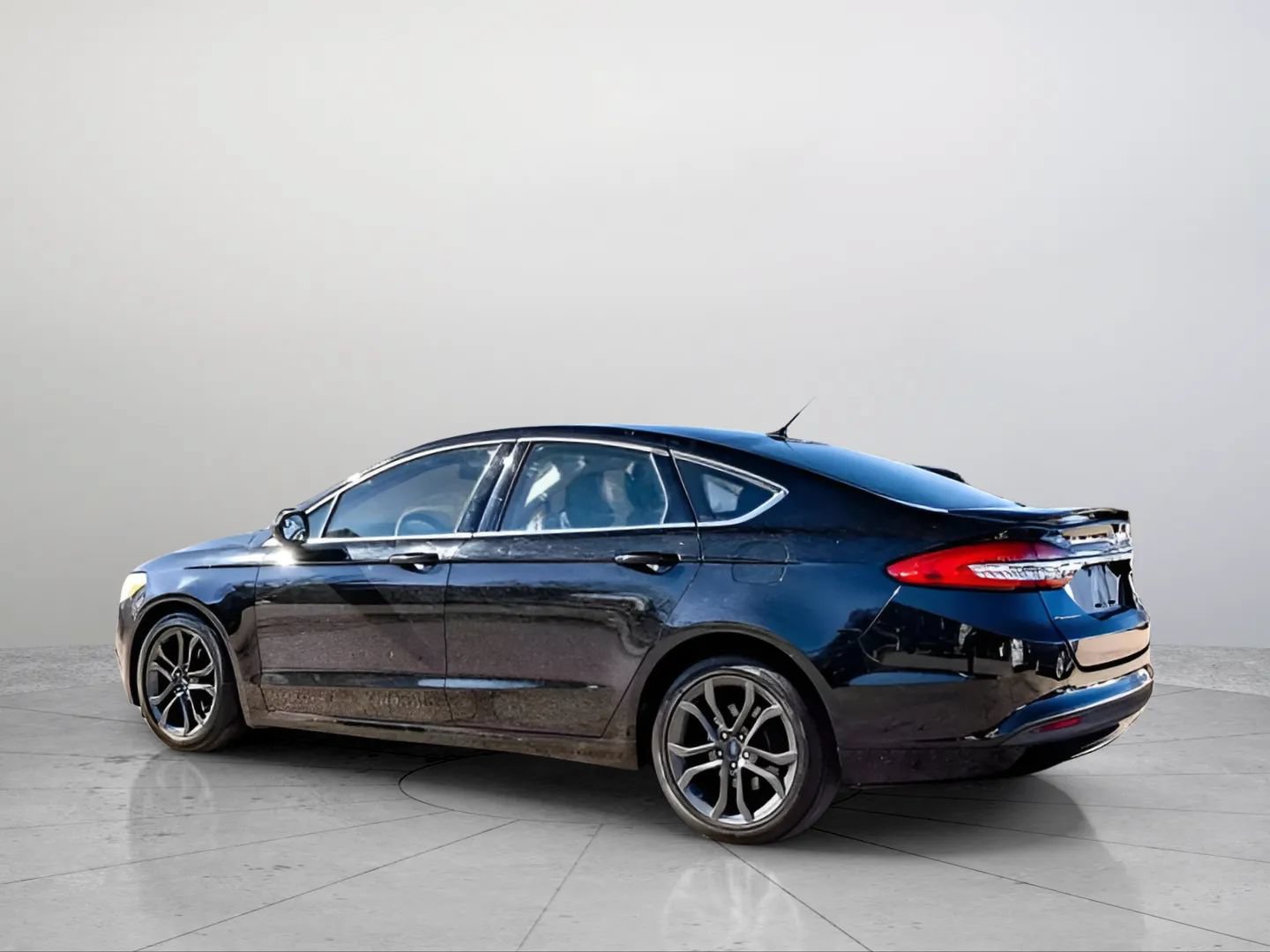 Used 2018 Ford Fusion SE w/ Equipment Group 201A FWD image 2