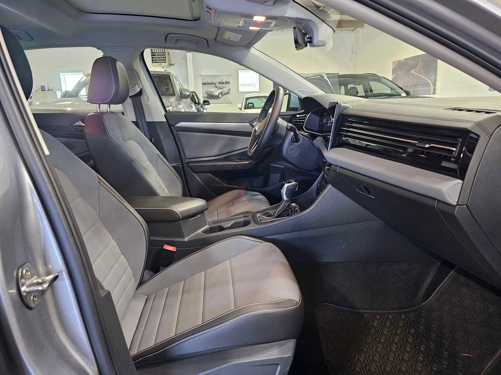 Certified 2025 Volkswagen Jetta SE image 10