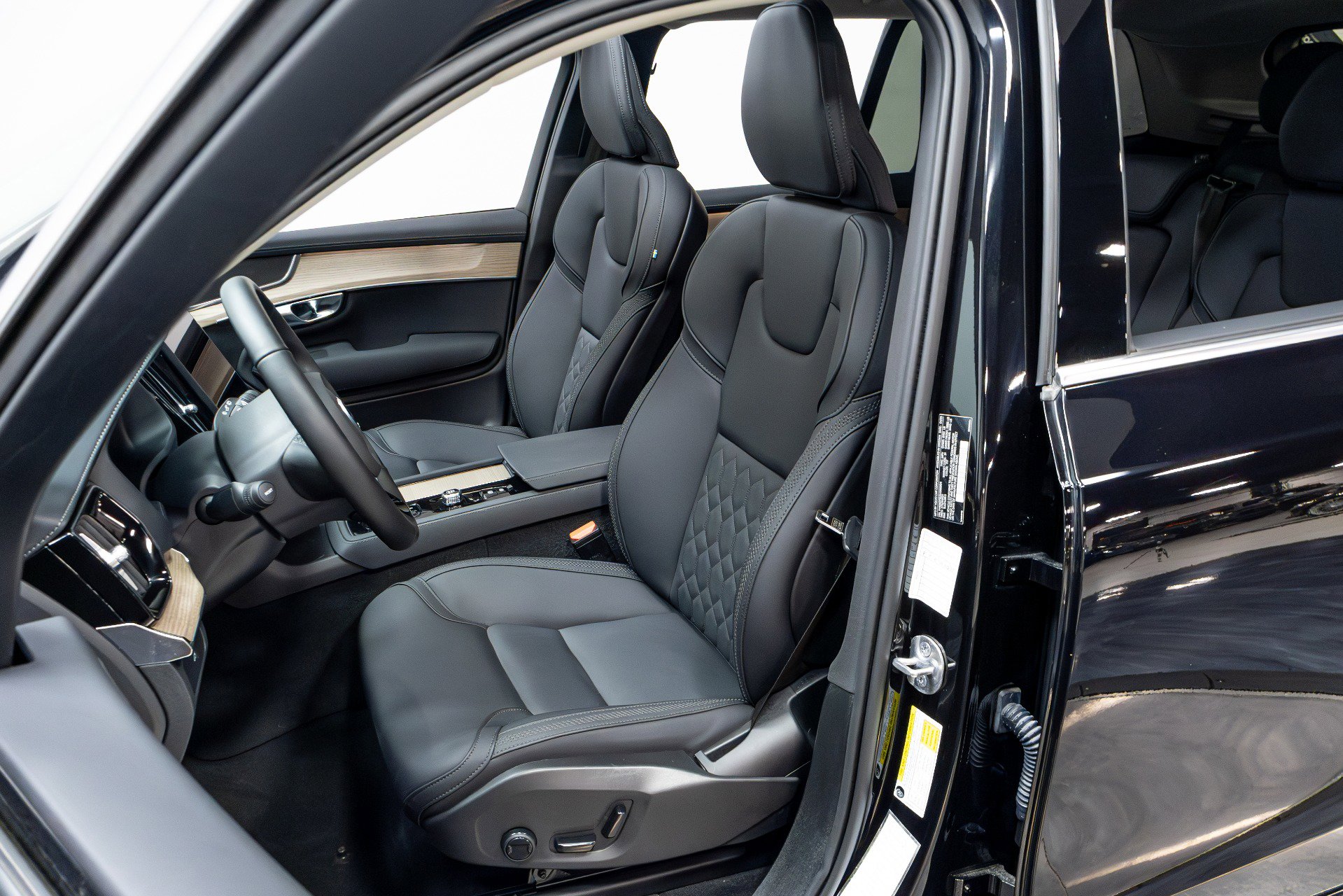 Used 2025 Volvo XC90 B6 Plus image 5