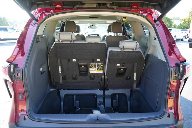 Used 2023 Toyota Sienna XLE FWD image 11