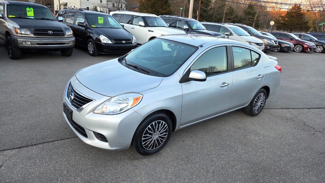 Used 2013 Nissan Versa SV image 2