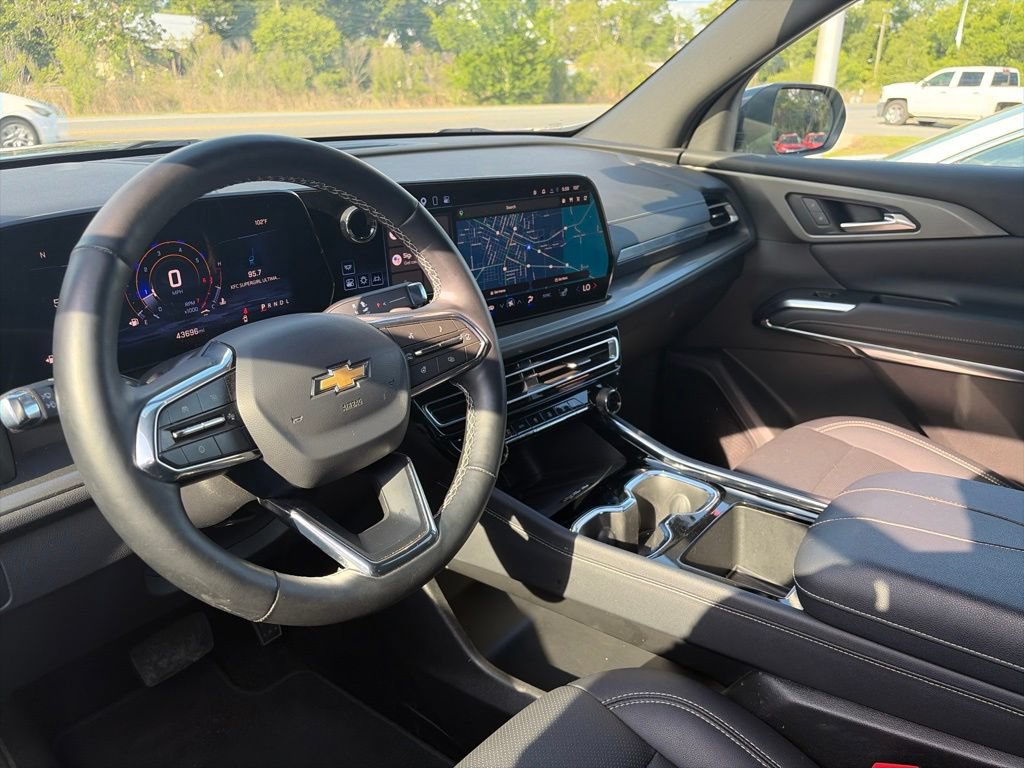 Used 2025 Chevrolet Traverse LT FWD image 22