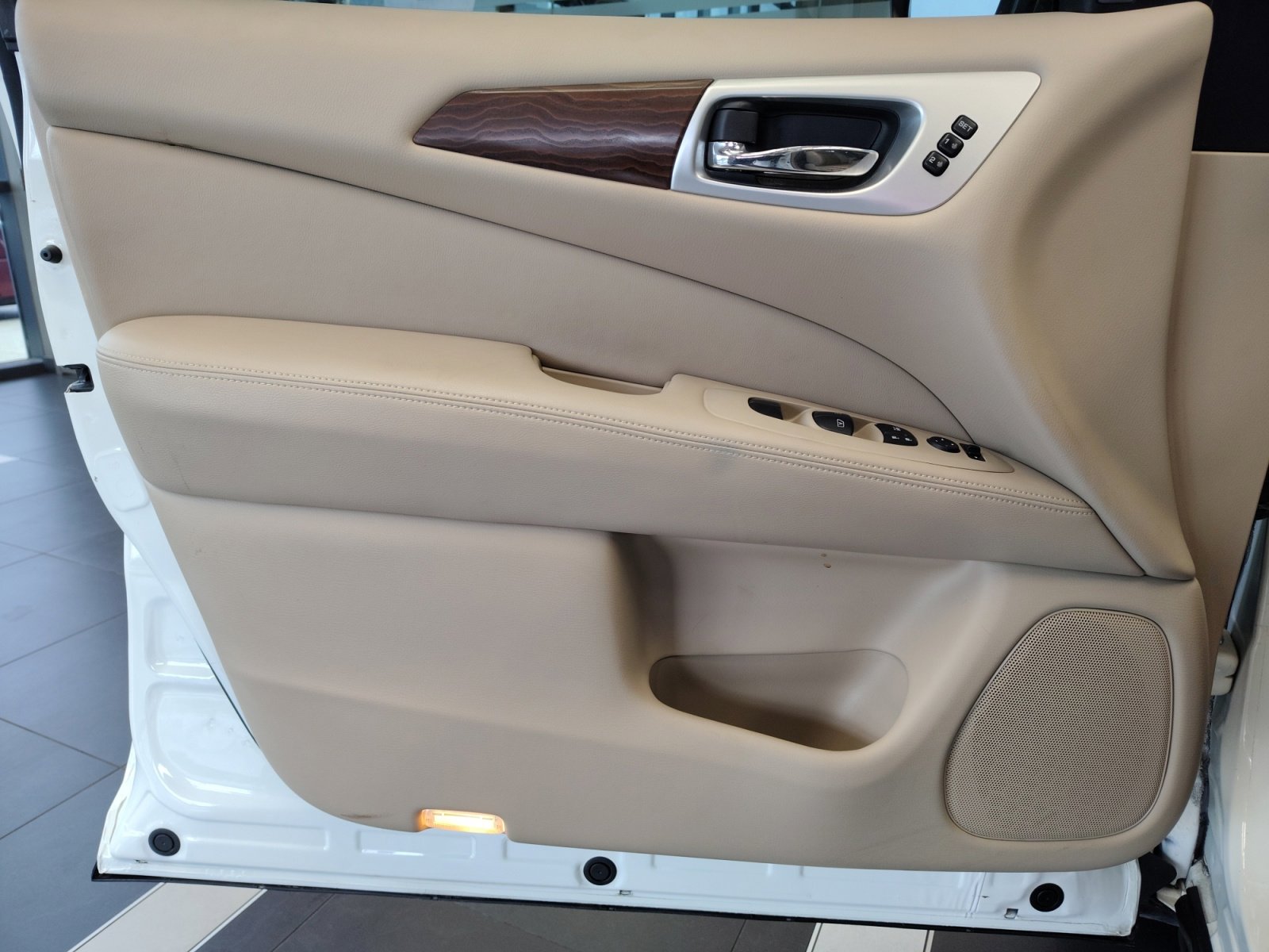 Used 2018 Nissan Pathfinder Platinum FWD image 31