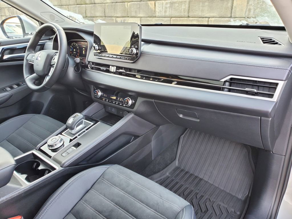 Used 2024 Mitsubishi Outlander SE image 9