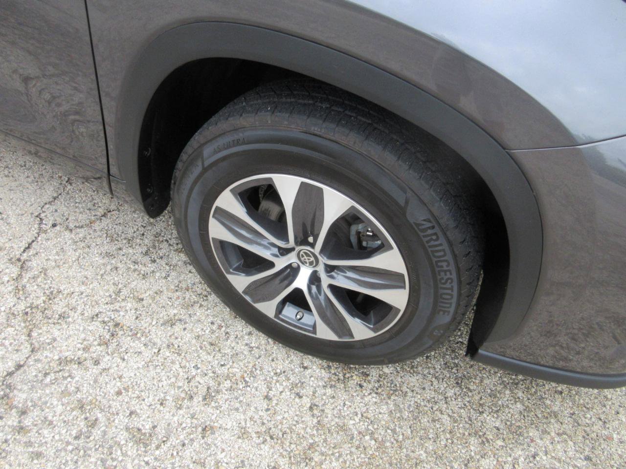 Used 2021 Toyota Highlander XLE FWD image 18