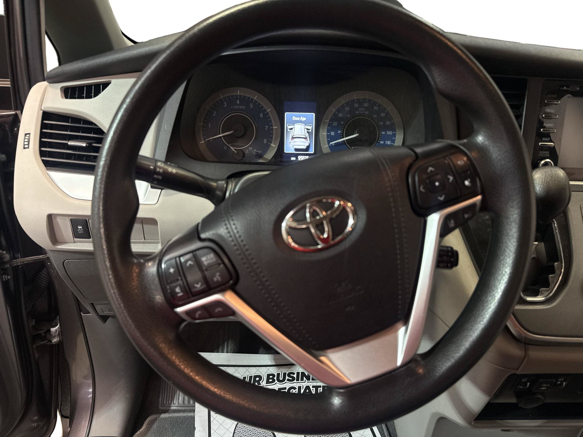 Used 2020 Toyota Sienna LE FWD image 17