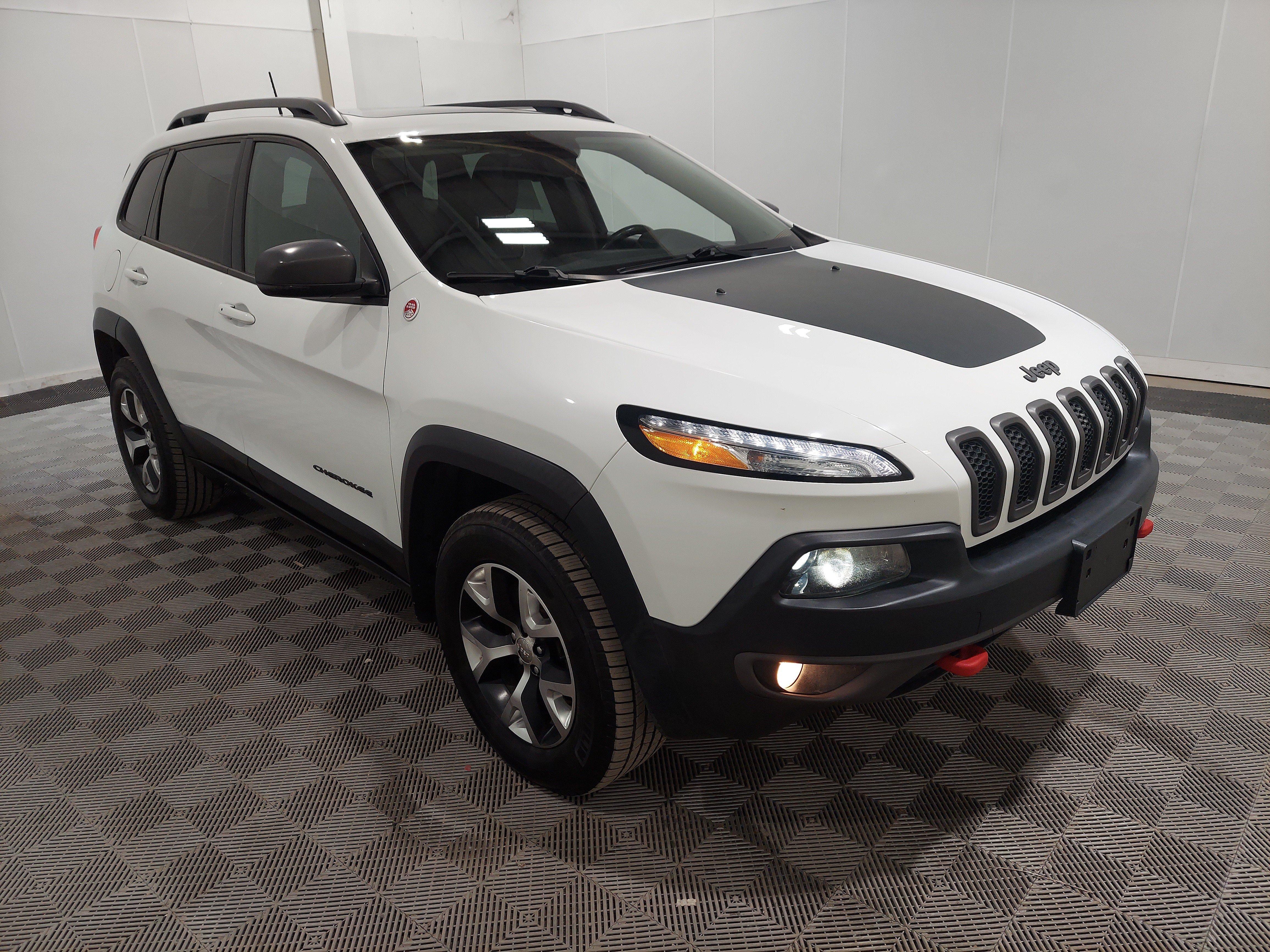 Used 2017 Jeep Cherokee Trailhawk AWD/4WD image 4